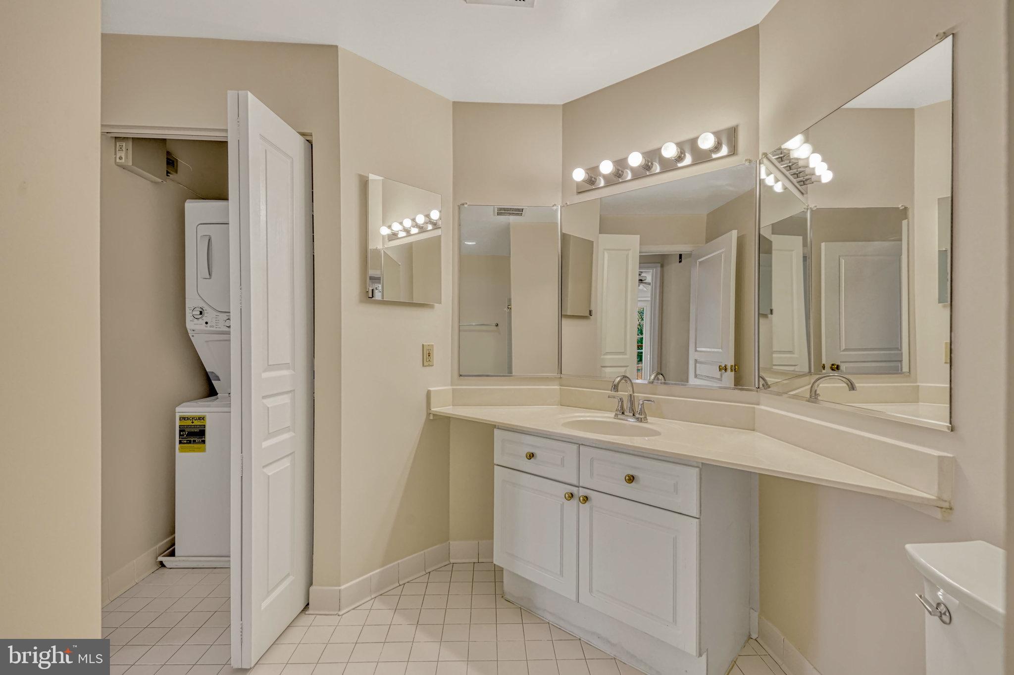 5573 Seminary Road, Unit 104 Falls Church, VA 22041 - Photo 23 of 31 Bath across from Bedroom 2