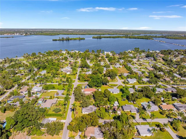 $260,000 | 327 Montgomery Avenue, Fort Myers, FL 33905