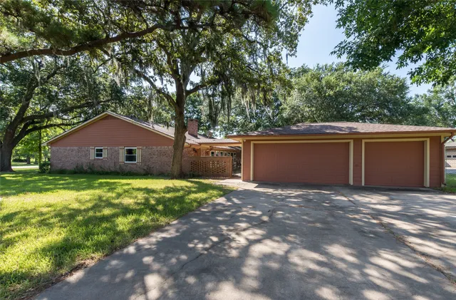 $2,500 | 2004 Sleepy Hollow Drive, Pearland, TX 77581