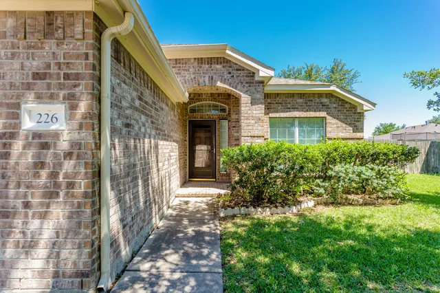 $2,100 | 226 Village Crest Drive, Richmond, TX 77469