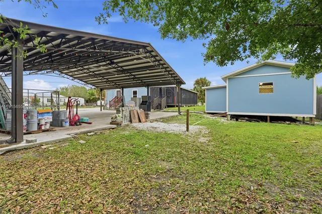 a view of a backyard