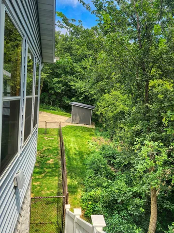 a view of a backyard