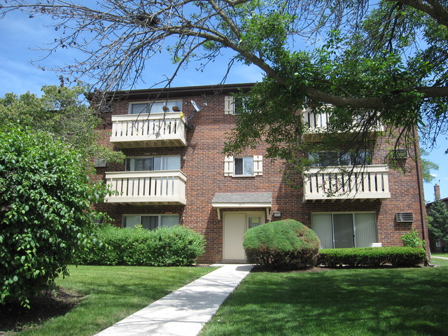 1077 Dickens Way, Unit E Schaumburg, IL 60193 - Photo 1 of 7 a view of a house with a yard