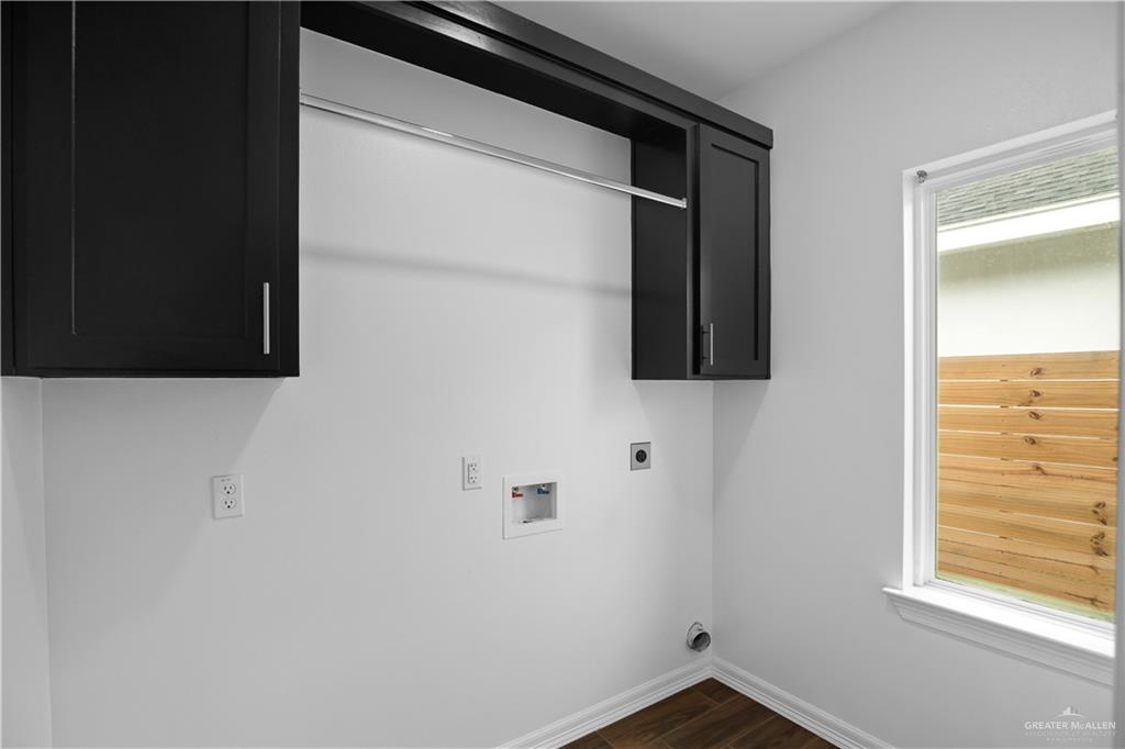 3701 South Solstice Road Edinburg, TX 78542 - Photo 7 of 17 a bathroom with a bathtub