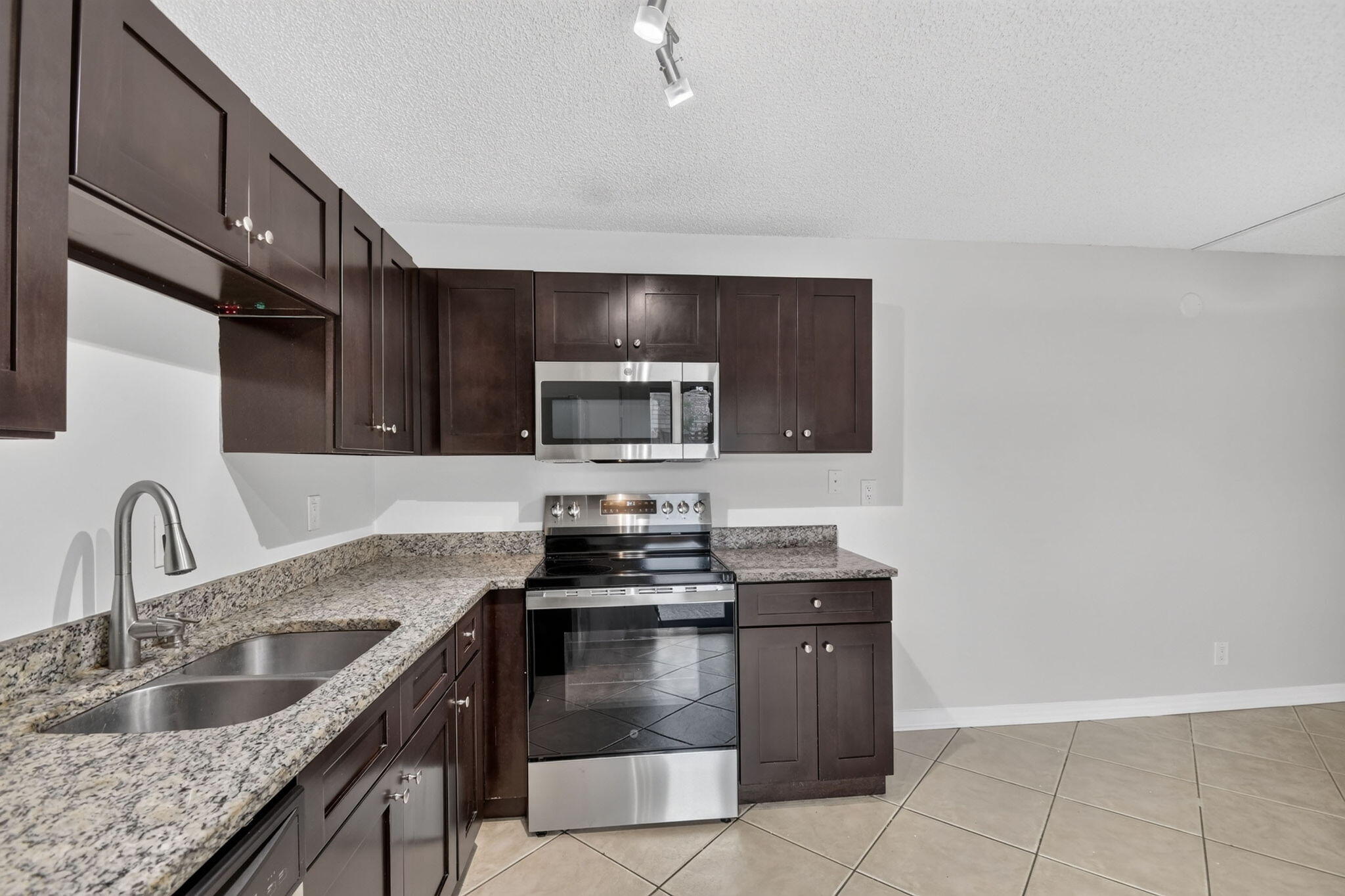 744 Springdale Circle Palm Springs, FL 33461 - Photo 16 of 40 21-web-or-mls-DSC_4066