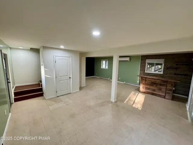 a view of livingroom with furniture