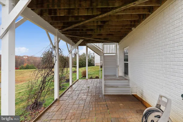 a view of yard with green space