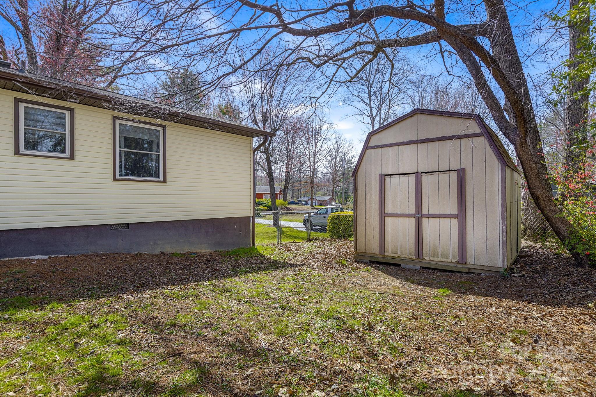 110 Cannon Drive Hendersonville, NC 28792 - Photo 30 of 36 a backyard of a house