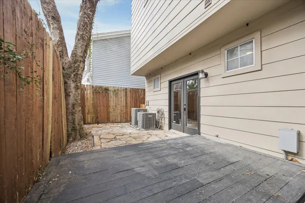 a view of backyard of the house
