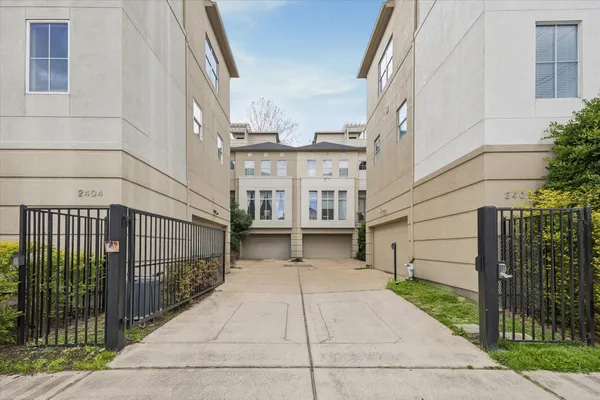 a view of entryway with a small yard