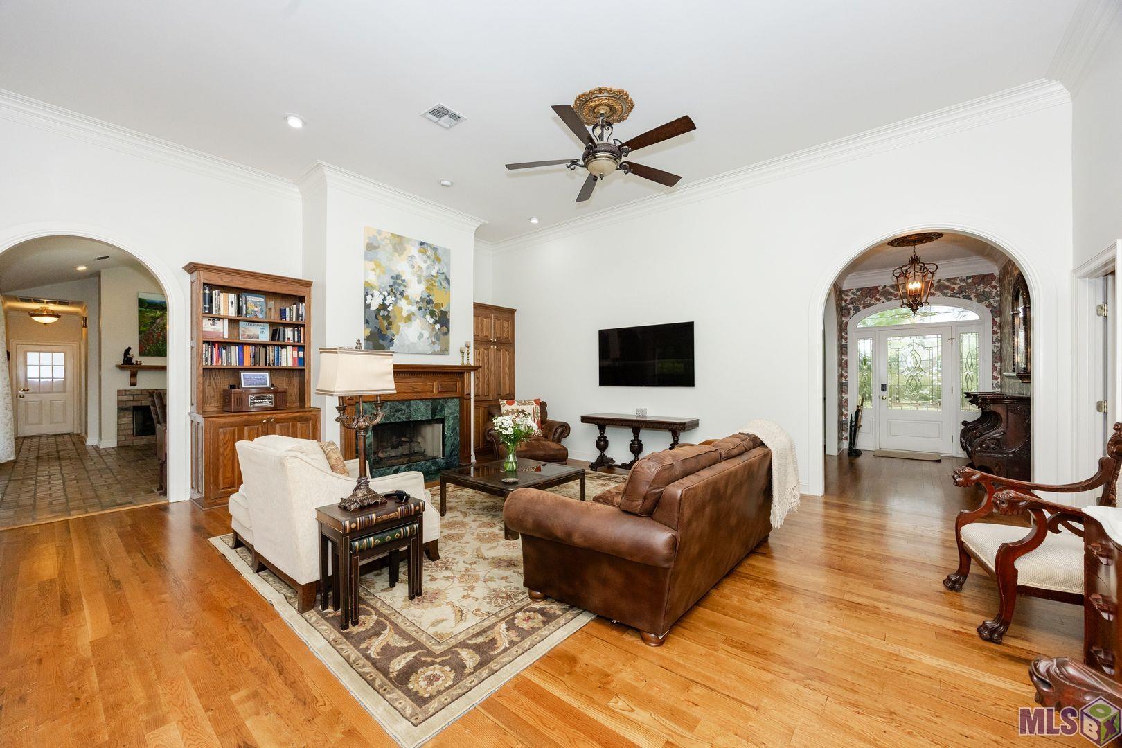 13407 North Amiss Road Baton Rouge, LA 70810 - Photo 15 of 39 Living Room with Arched Entryways
