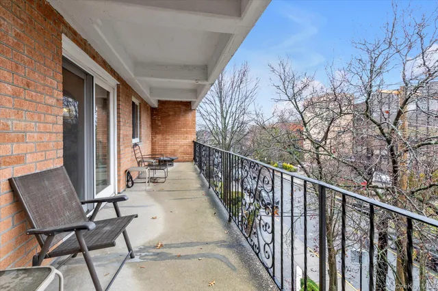 $579,000 | 30 Barstow Road, Unit 3A, Great Neck, NY 11021