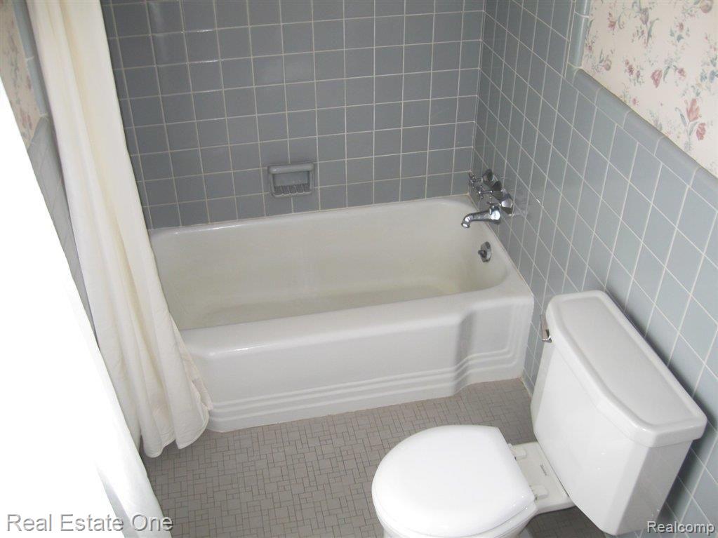 2603 Trafford Road Royal Oak, MI 48073 - Photo 12 of 20 2nd Flr. Bath