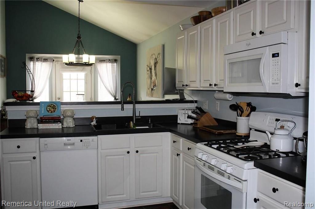 49068 Hawksburry Road, Unit 111 Canton, MI 48188 - Photo 11 of 45