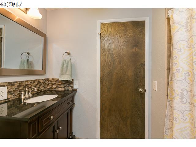 1711 Southwest 13th Street Gresham, OR 97080 - Photo 9 of 16 Bathroom