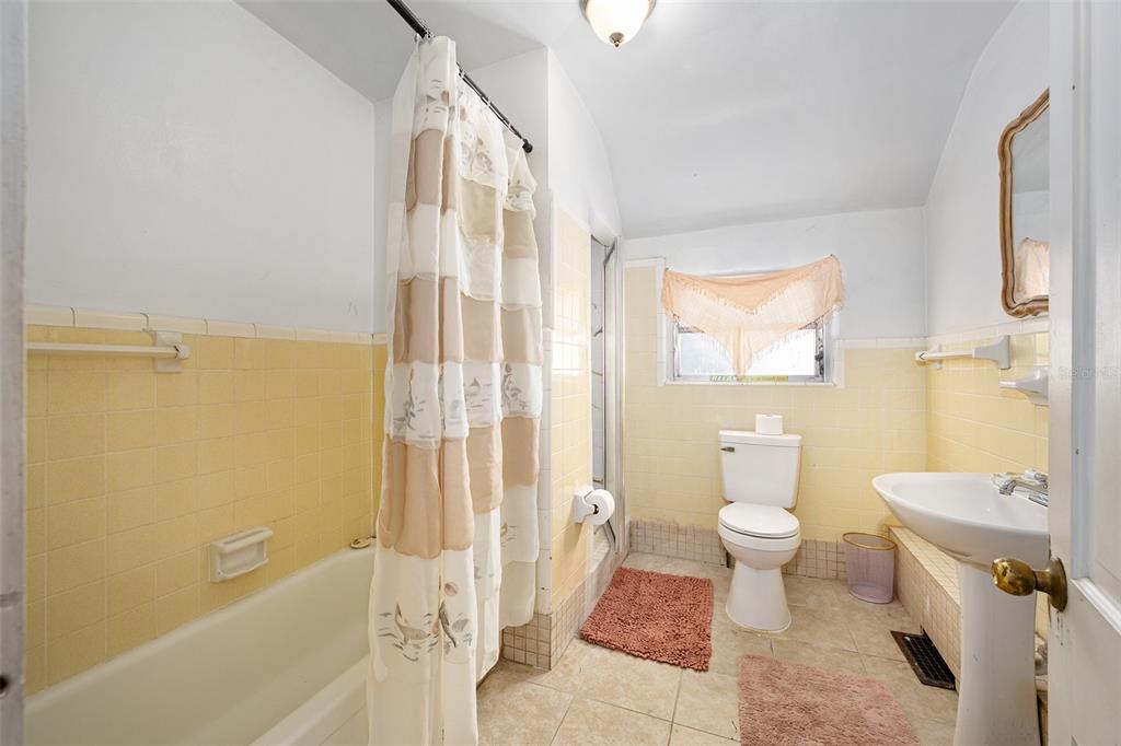 228 West Howry Avenue DeLand, FL 32720 - Photo 31 of 55 a bathroom with a toilet a sink and a bathtub