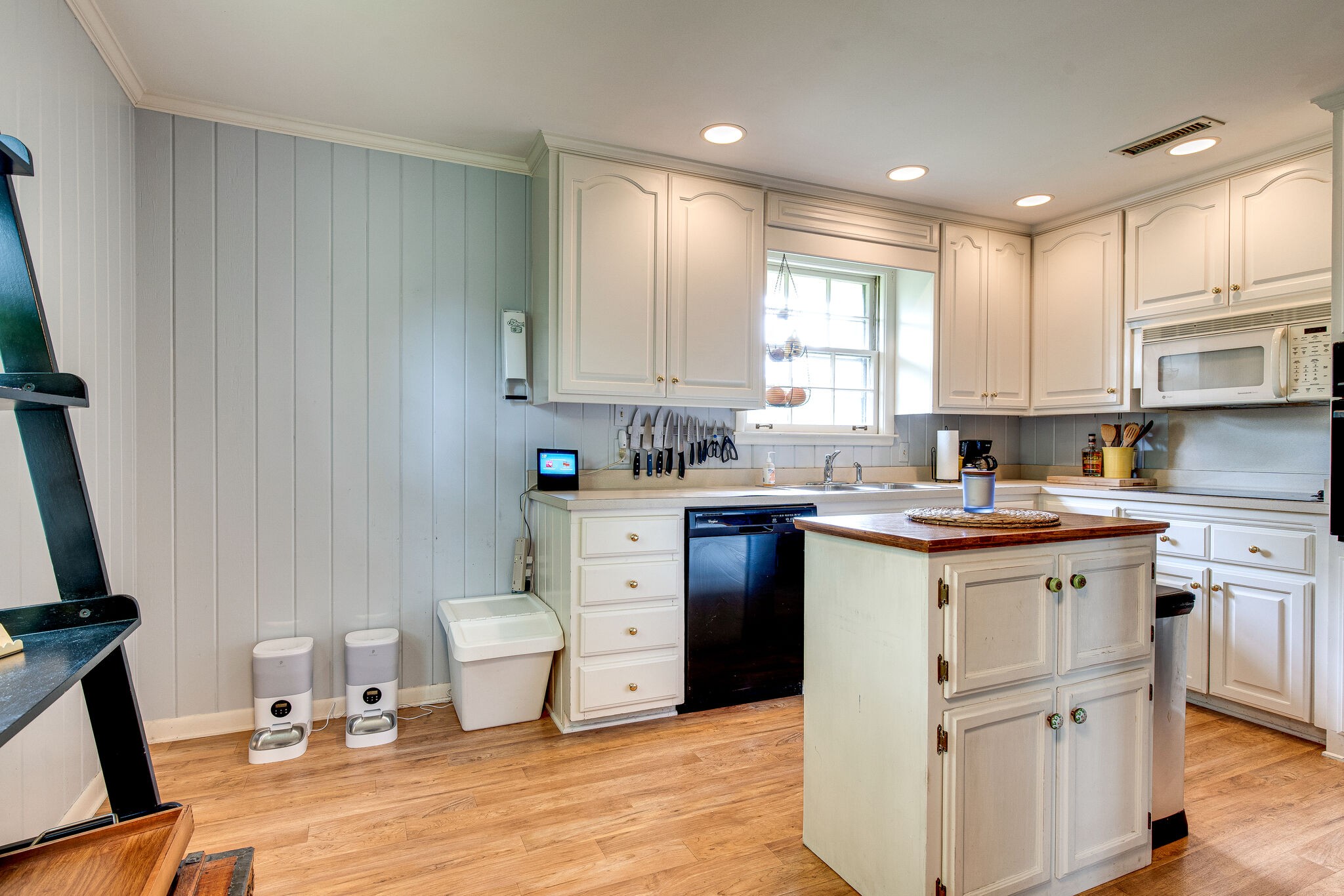 705 Vanoke Drive Madison, TN 37115 - Photo 10 of 44 a kitchen with a stove a sink and a refrigerator