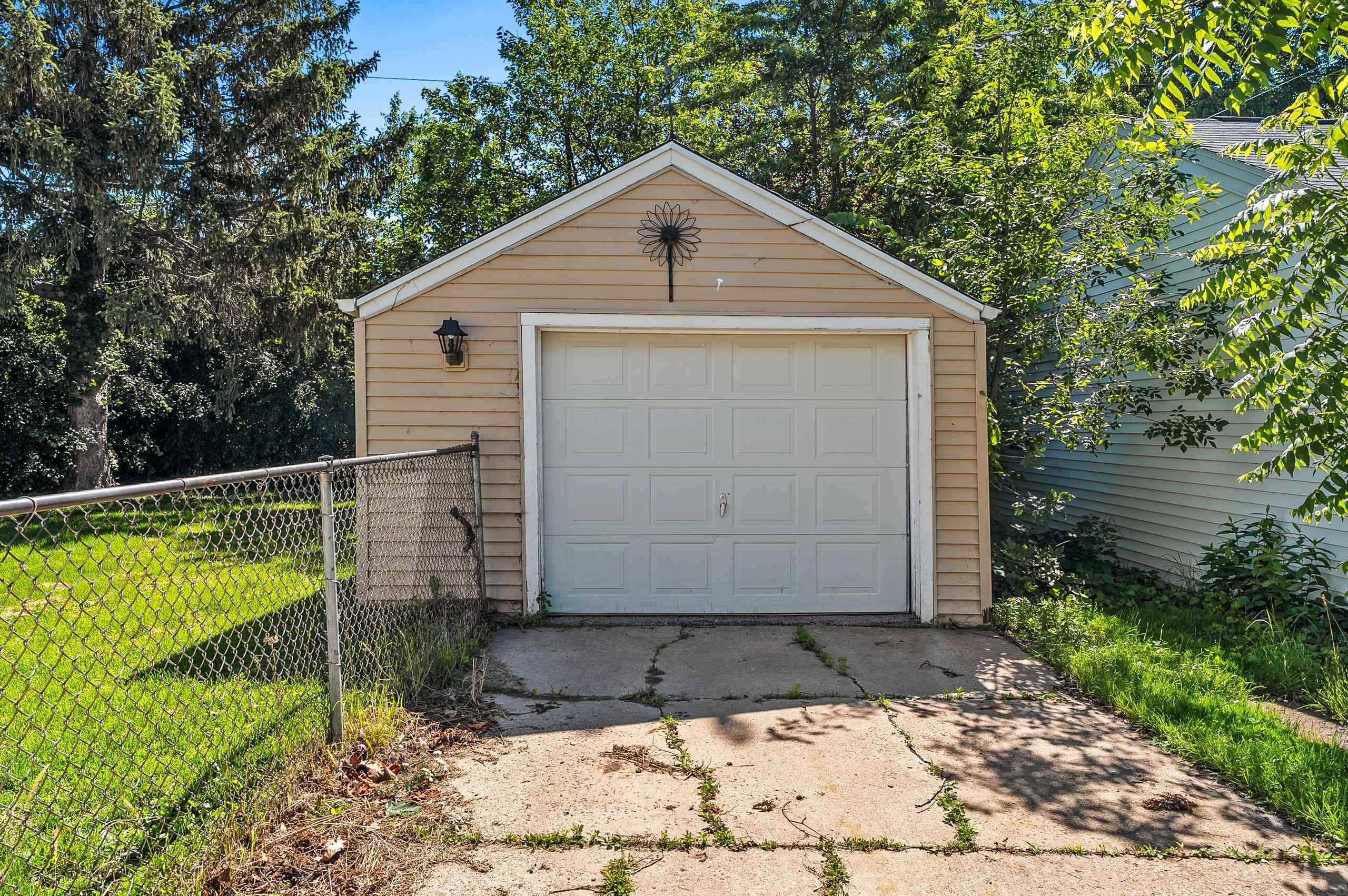 2214 North Division Street Appleton, WI 54911 - Photo 3 of 51