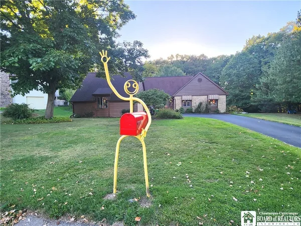 $399,900 | 28 Rosalyn Court, Pomfret, NY 14063