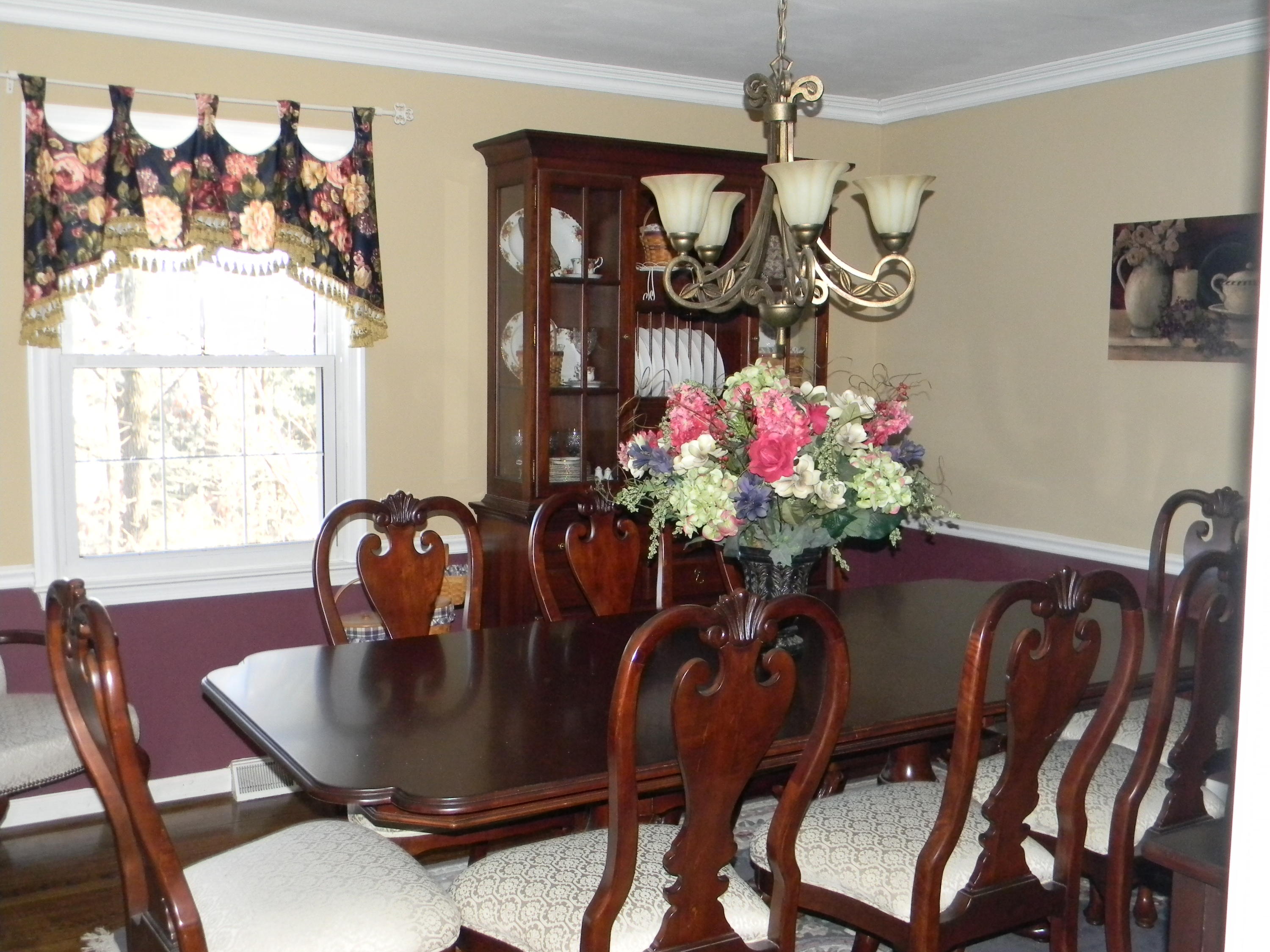 2512 Summit Ridge Road Northeast Roanoke, VA 24012 - Photo 3 of 13 Dining Room