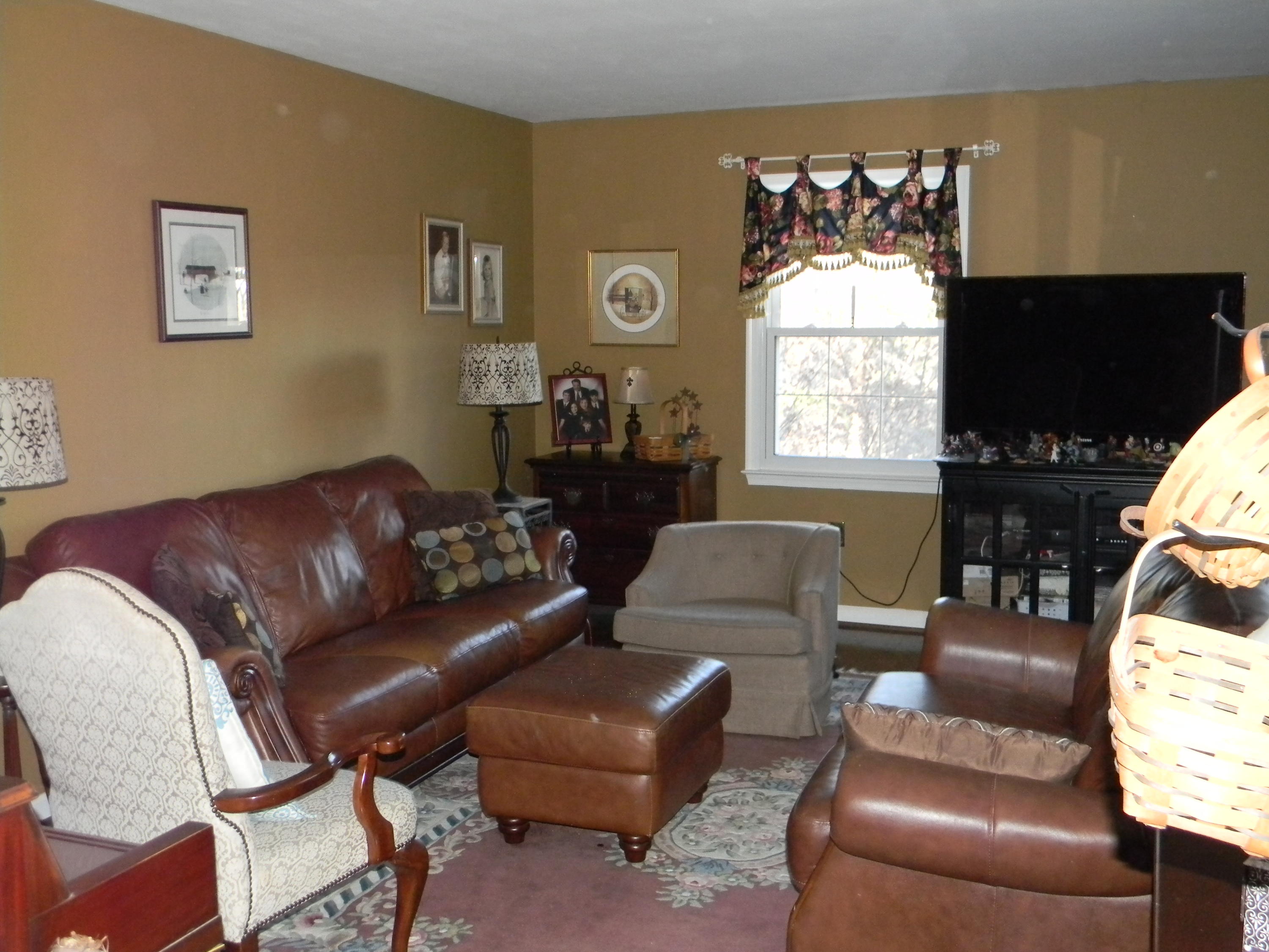 2512 Summit Ridge Road Northeast Roanoke, VA 24012 - Photo 5 of 13 Living Room