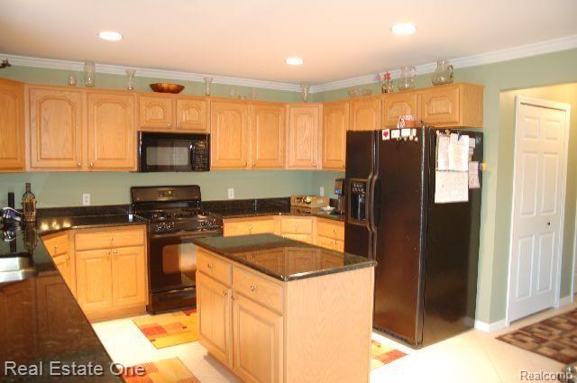 3921 Hazelton Avenue Rochester, MI 48307 - Photo 8 of 10 kitchen 2.JPG