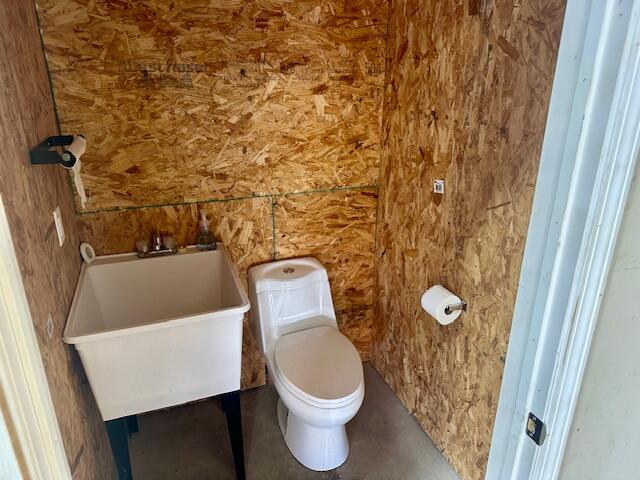 9223 County Road 6700 Lubbock, TX 79403 - Photo 34 of 60 a white toilet sitting next to a shower