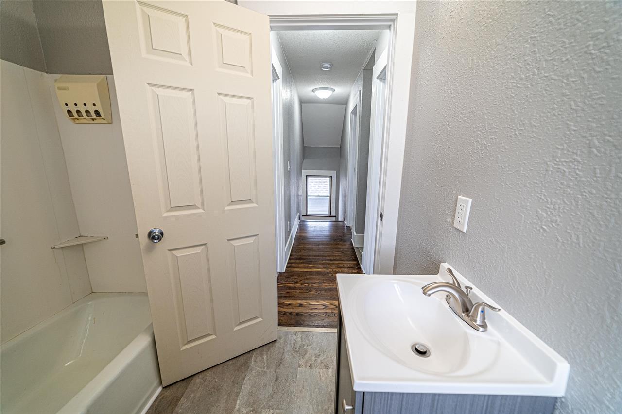 910 Center Point Road Northeast Cedar Rapids, IA 52402 - Photo 14 of 30 Gallery Image 14