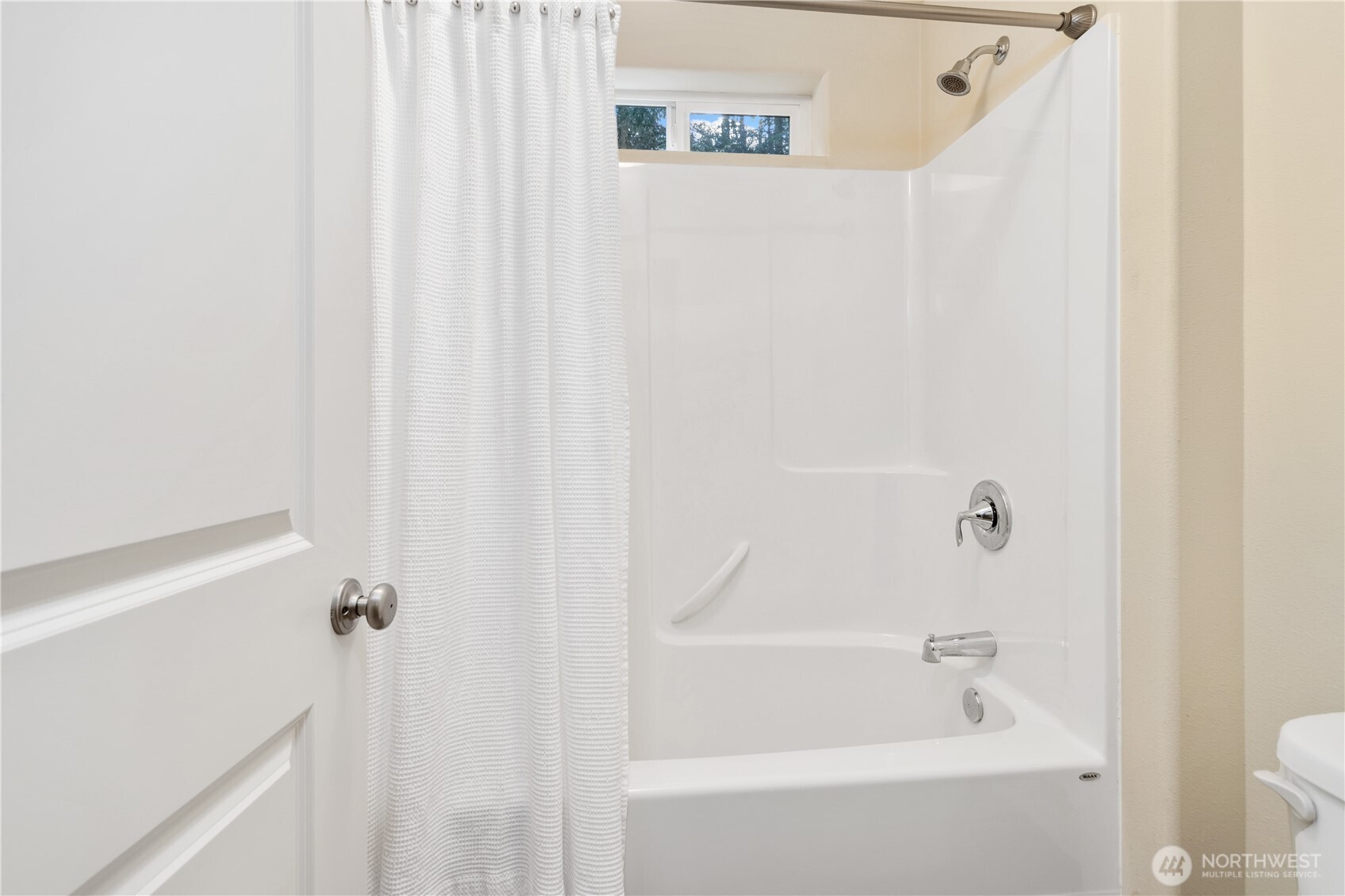 1914 South Discovery Road Port Townsend, WA 98368 - Photo 27 of 39 a bathroom with a bathtub