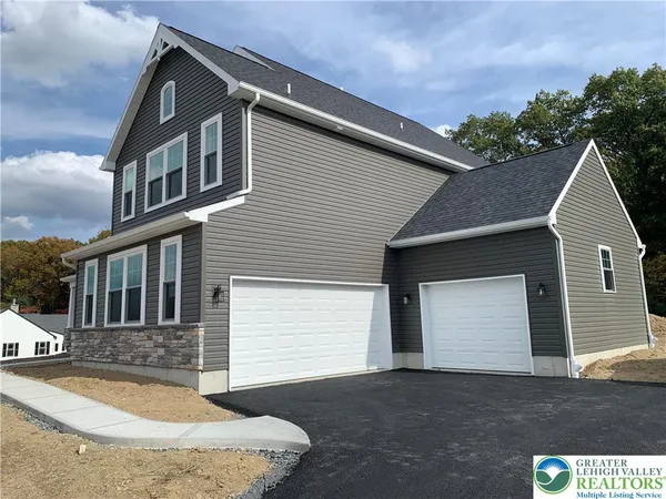 $889,900 | 9002 Yorkshire Circle, Fogelsville, PA 18051