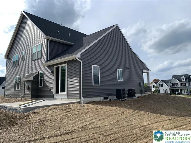 $889,900 | 9002 Yorkshire Circle, Fogelsville, PA 18051