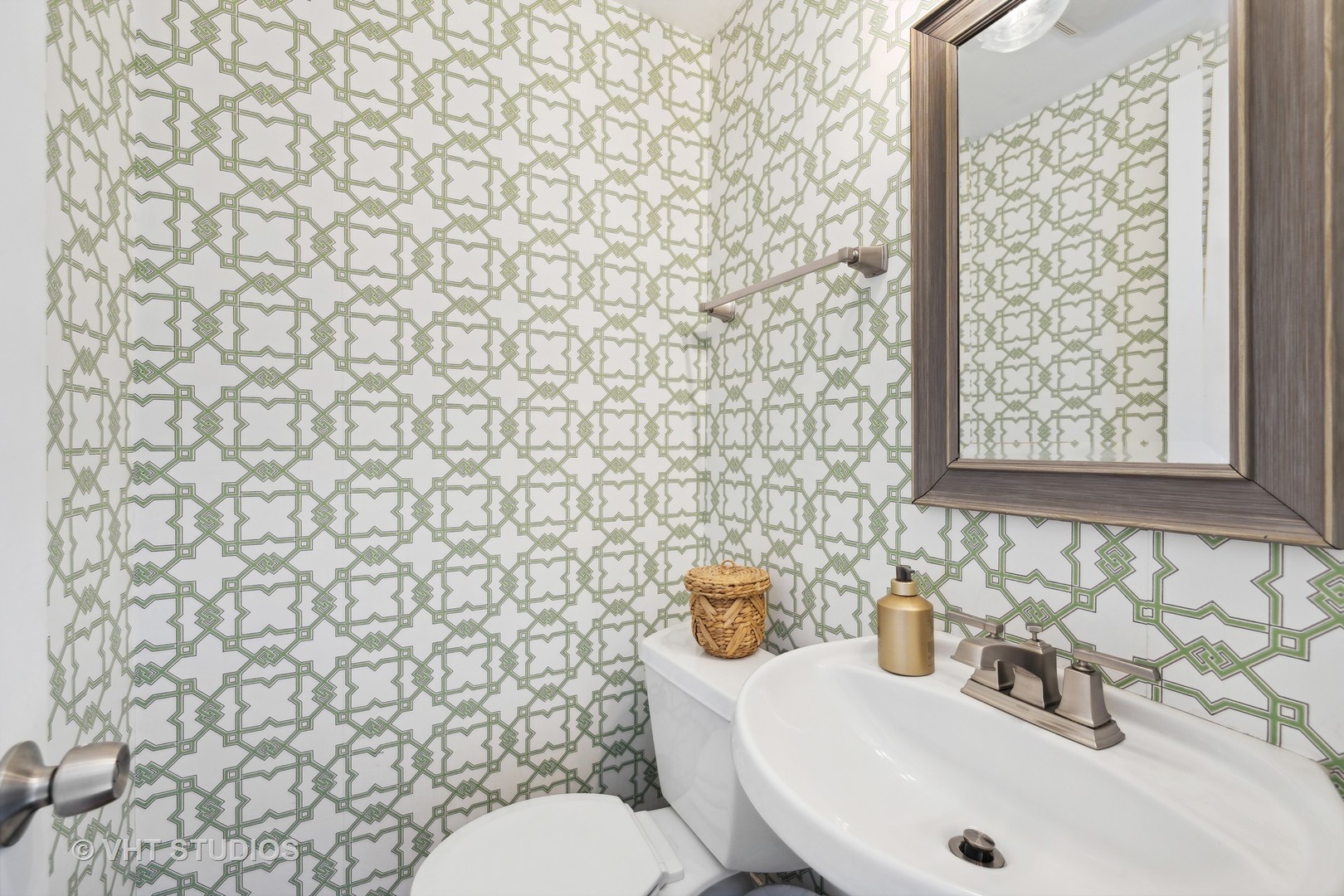 526 Uvedale Road Riverside, IL 60546 - Photo 15 of 34 a bathroom with a sink a toilet and a mirror
