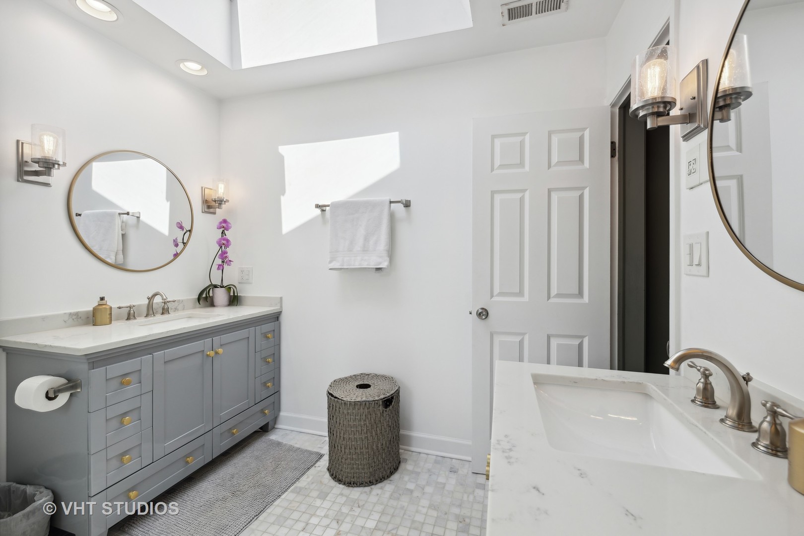 526 Uvedale Road Riverside, IL 60546 - Photo 18 of 34 a bathroom with a sink a toilet and a mirror