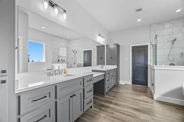 a view of empty room with a ceiling fan