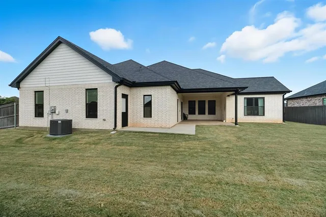 a view of an house with backyard and garden