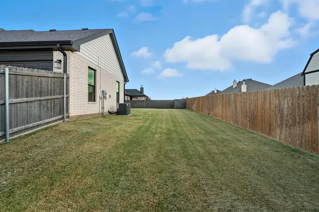 a view of a house with backyard and garden