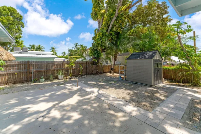 a view of an entryway with a livingroom