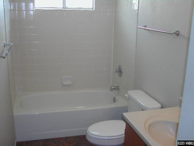 25 Ouzel Way Reno, NV 89508 - Photo 5 of 8 a bathroom with a toilet and a bath tub
