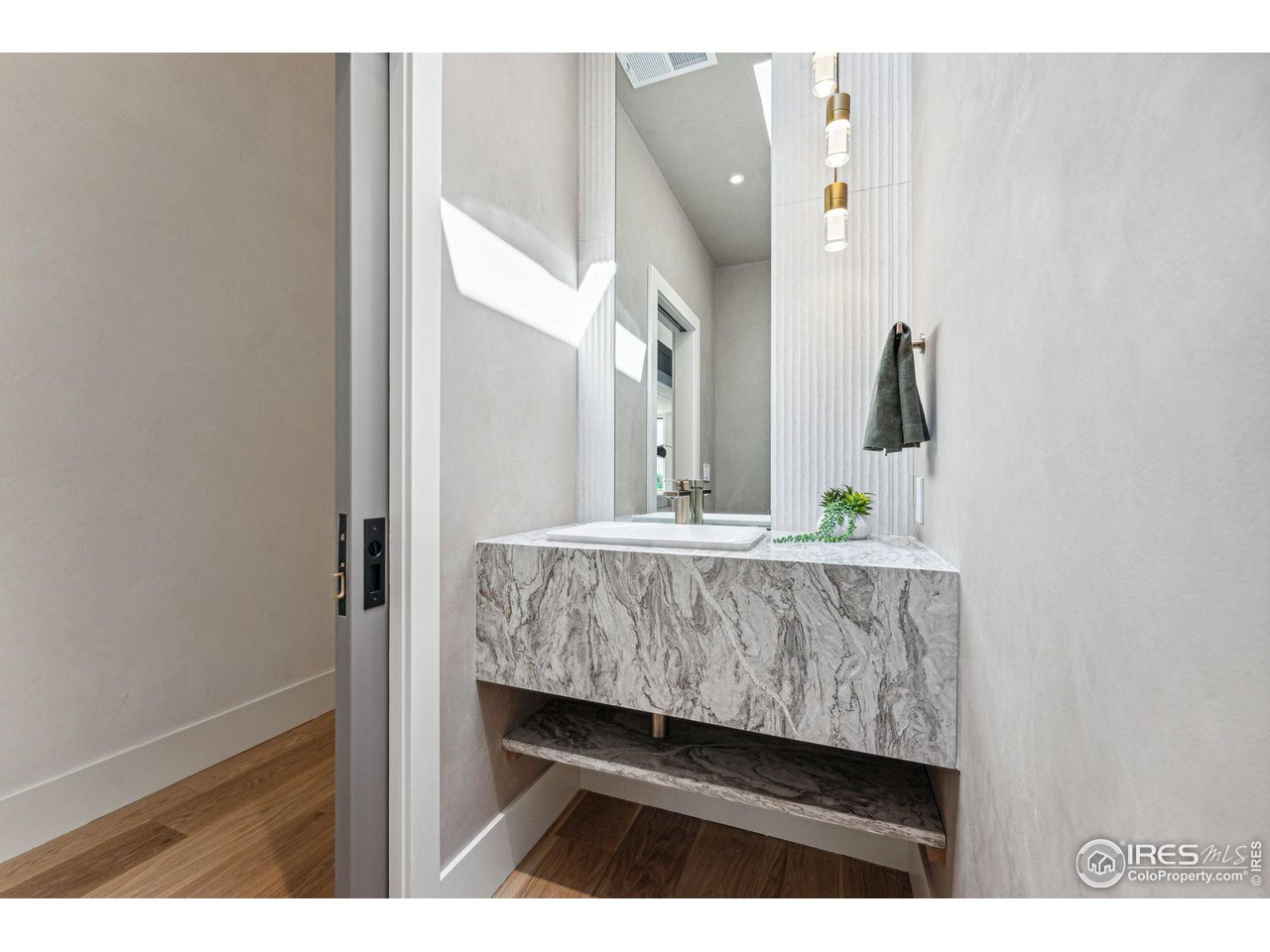 814 7th Street Boulder, CO 80302 - Photo 18 of 40 Powder room