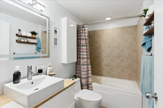 $245,000 | 1122 West Catalpa Avenue, Unit 502, Chicago, IL 60640