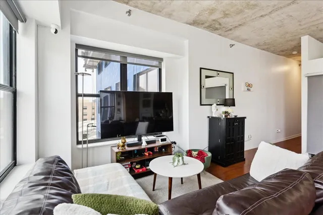 $245,000 | 1122 West Catalpa Avenue, Unit 502, Chicago, IL 60640