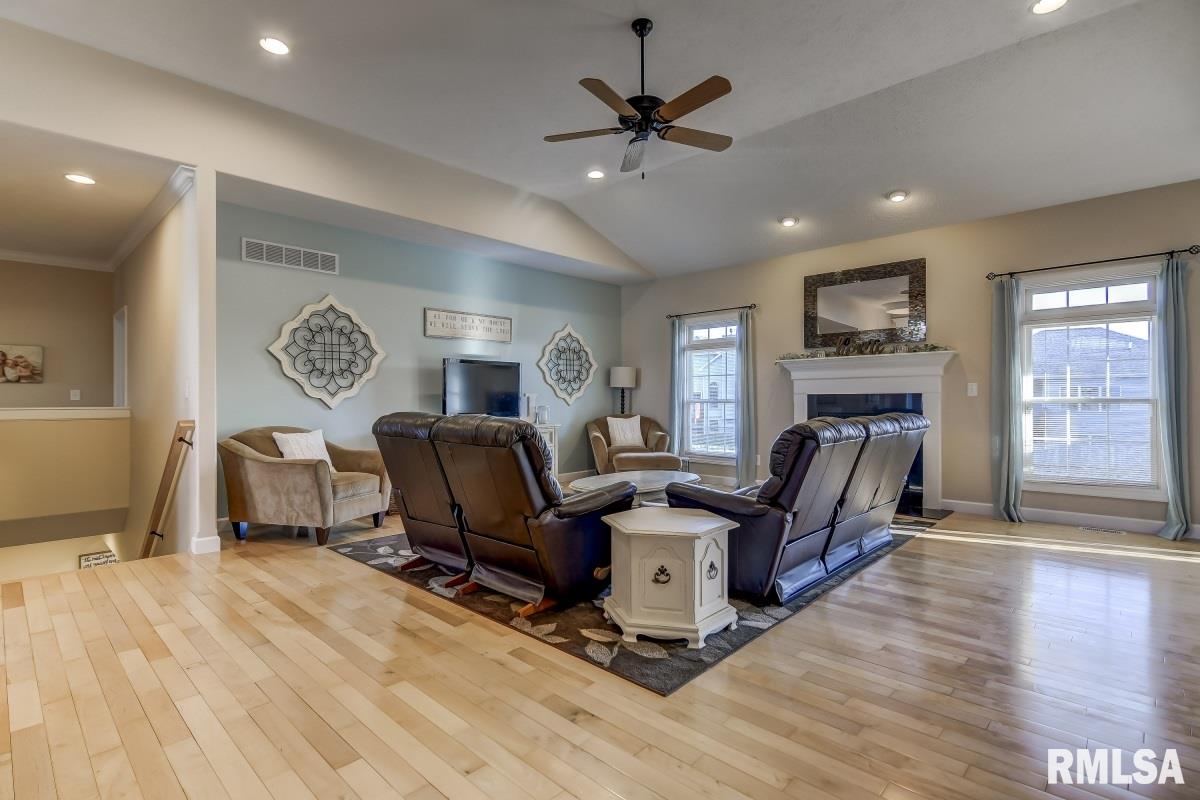 1404 Lake Pointe Court Springfield, IL 62712 - Photo 6 of 36
