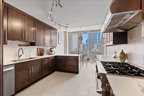 $999,500 | 55 East Erie Street, Unit 1705, Chicago, IL 60611