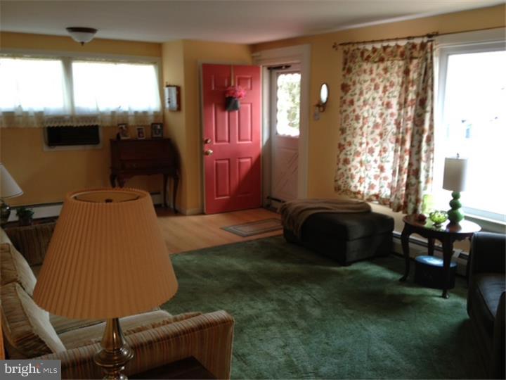 1268 Thomson Road Abington, PA 19001 - Photo 3 of 20 Living Room