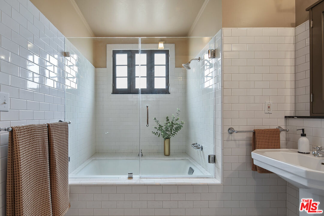 232 North Windsor Boulevard Los Angeles, CA 90004 - Photo 12 of 20 a bathroom with a shower