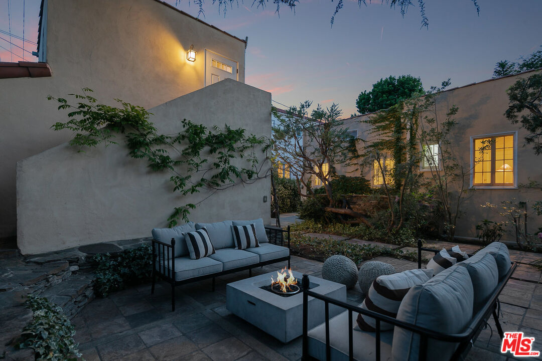 232 North Windsor Boulevard Los Angeles, CA 90004 - Photo 19 of 20 a outdoor living space with furniture and garden view