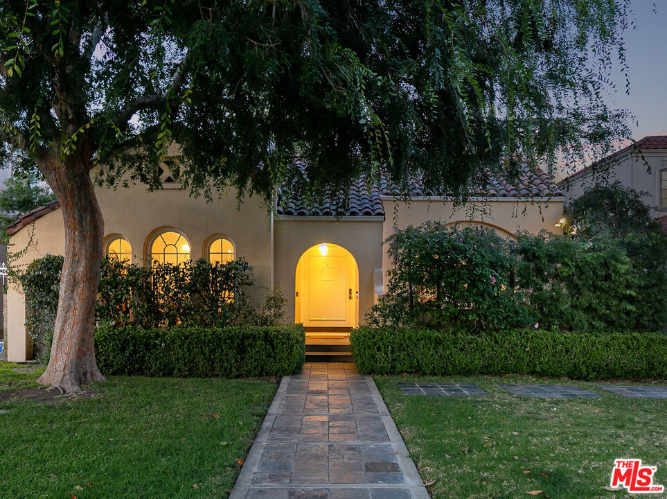 232 North Windsor Boulevard Los Angeles, CA 90004 - Photo 20 of 20 a view of a pathway both side of yard
