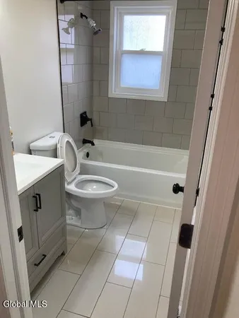 $1,800 | 4 Katherine Road, Unit 1, Colonie, NY 12205