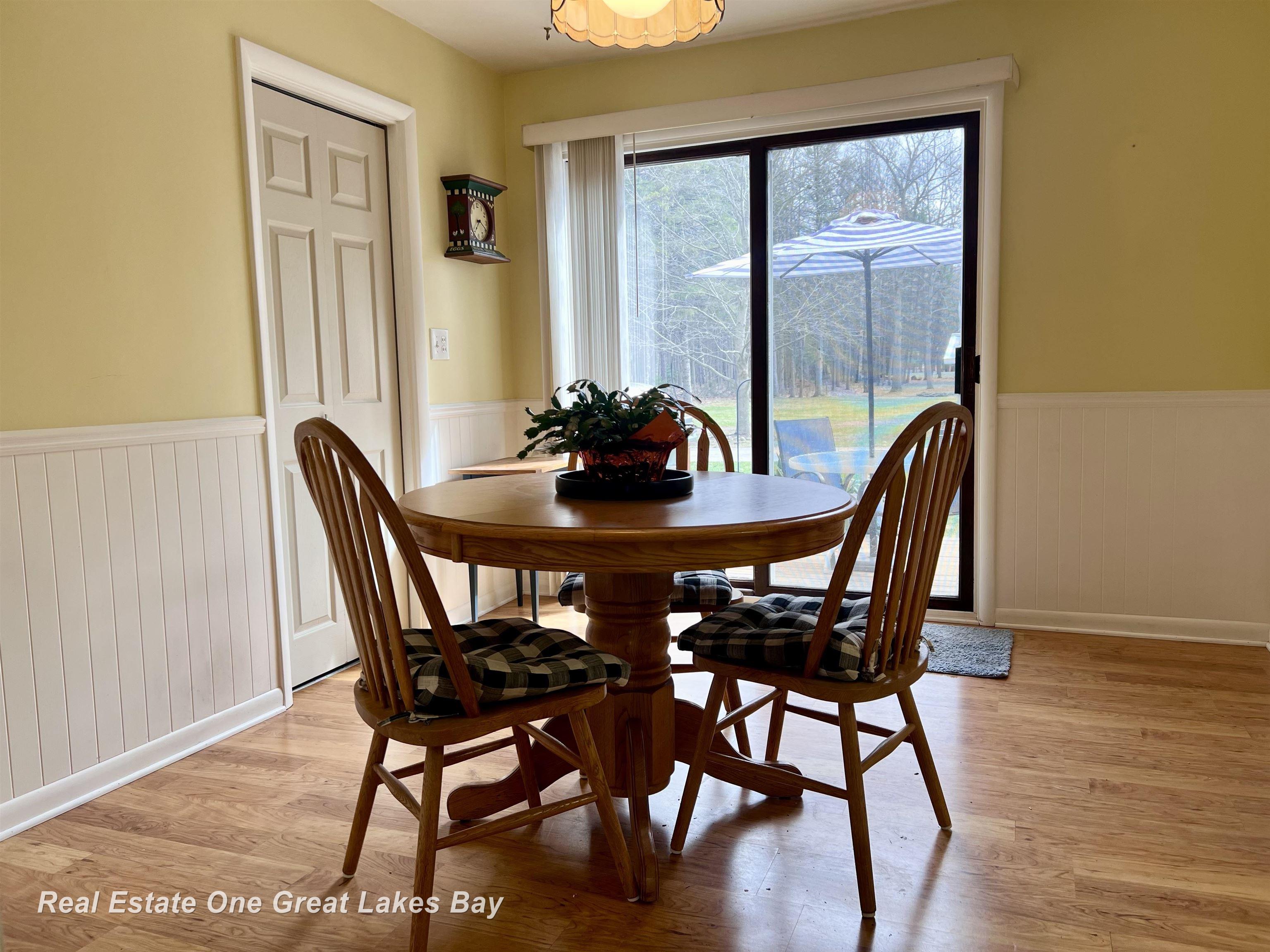 12165 Gratiot Road Saginaw, MI 48609 - Photo 6 of 42 Eating Area