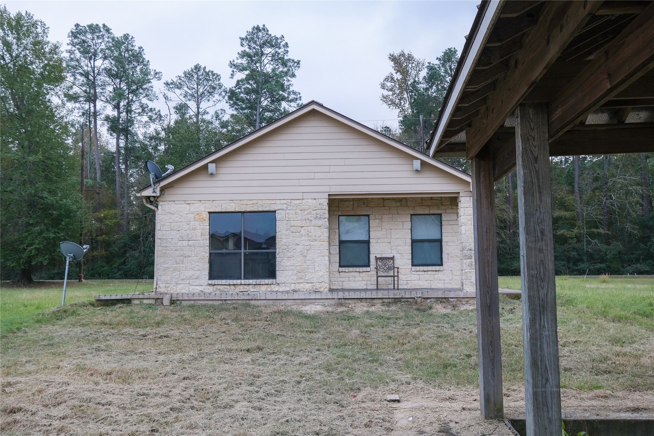 a view of house with backyard